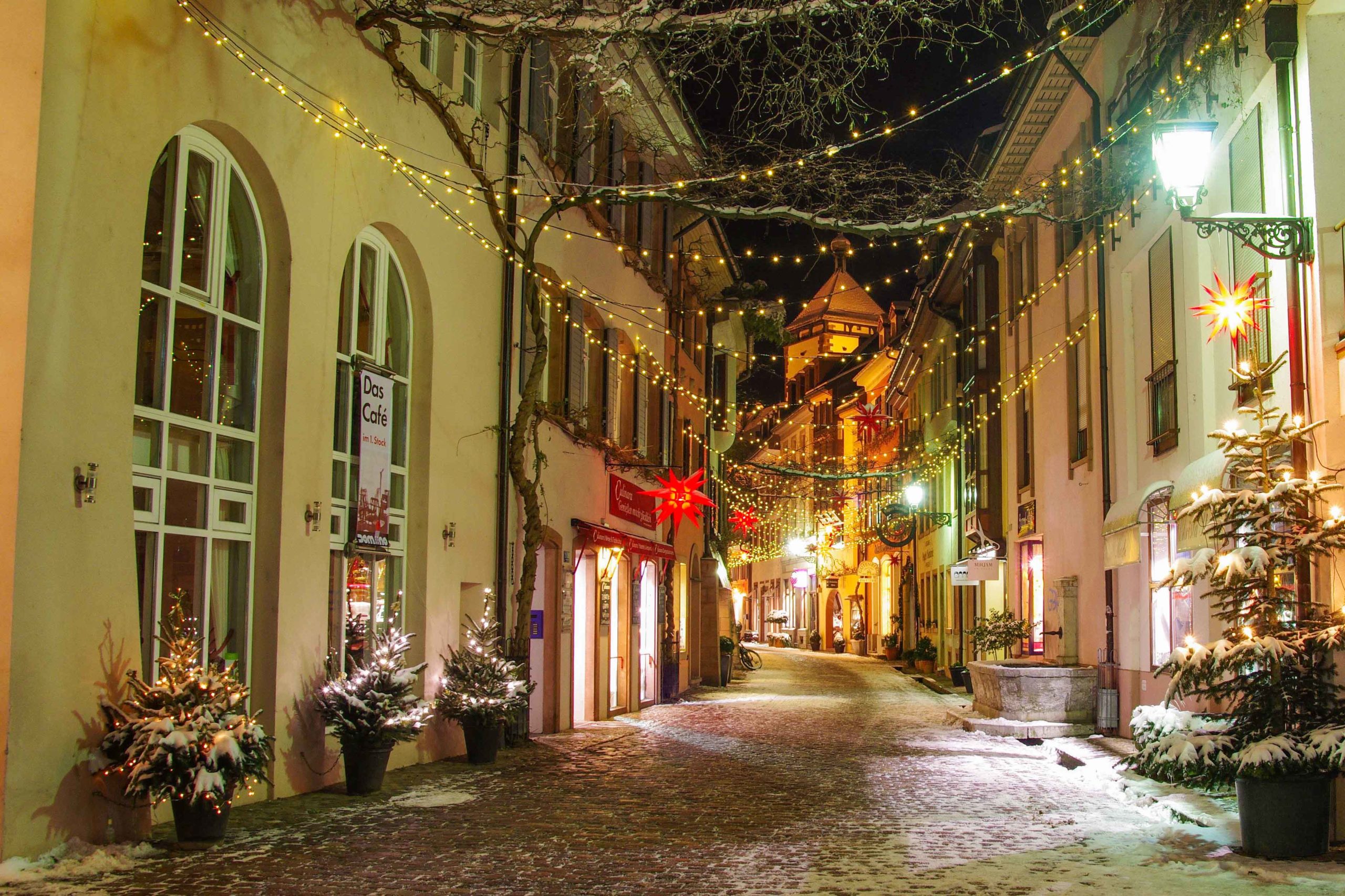 Freiburg Christmas Market - Konviktstraße © joergens.mi - license (CC BY-SA 3.0) from Wikimedia Commons