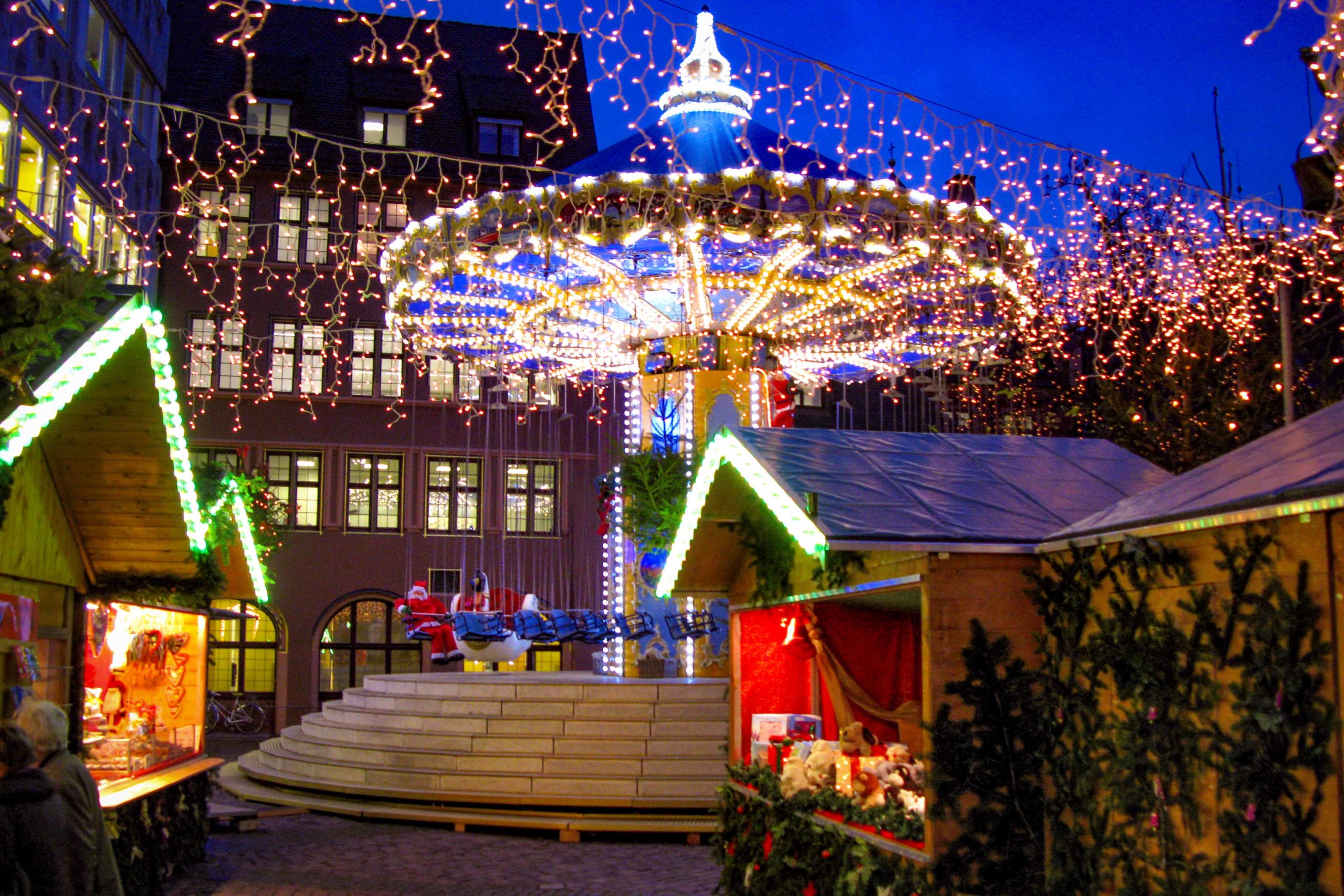 Freiburg Christmas market at Kartoffelmarkt © Andreas Schwarzkopf - license (CC BY-SA 3.0) from Wikimedia Commons